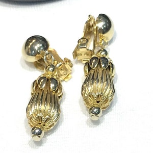 Pretty Vintage  Ribbed Gold Tone Metal Bead Dangle Earrings