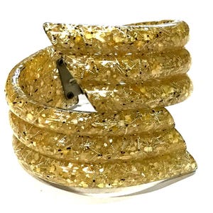 Ziemlich Vintage Breite Lucite Perlmutt Goldenen Akzent Konfetti Gerippte Byte-Bypass-Armband