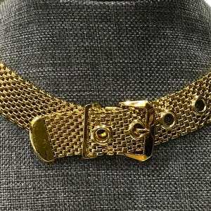 Bonito collar gargantilla vintage Crown Trifari con hebilla de cadena de malla dorada