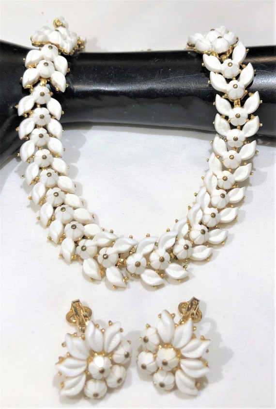 Vintage Crown Trifari White Thermoset Floral Neckl