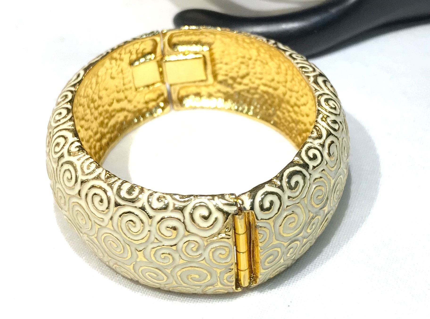 新品CTHY DELTA BANGLE Beautiful Vintage VO White Swirled Enamel and Gold Tone Hinged