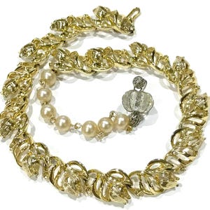 Grand collier vintage ajouré en fleurs texturées dorées Lisner