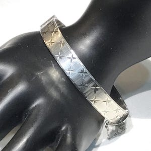 Mooie vintage Britse sterling gegraveerde onregelmatige ster/kruisontwerp scharnierende armband