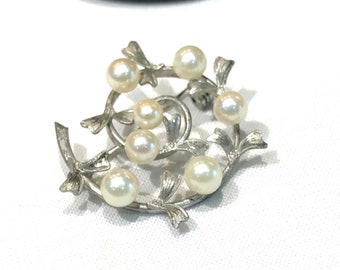 Pretty Silver Cultured Pearl Swirl Leaf  Brooch