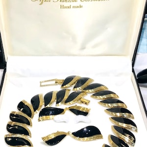 Nice Vintage Butler Black Enamel and Ridged Gold Tone Necklace and Dangle Earrings