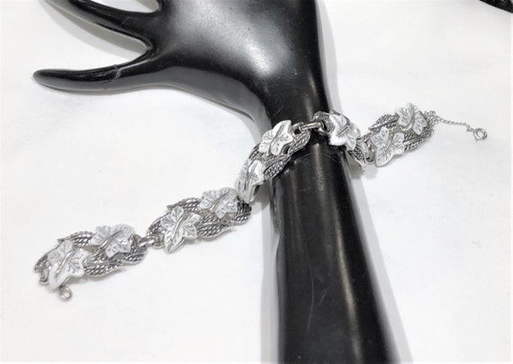 Vintage (Unsigned) Boucher White Glass Ivy Leaf Li