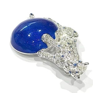 Spilla vintage con leopardo in strass Napier appollaiato su una sfera di smalto blu