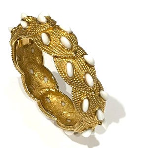 Vintage Boucher-armband: goudkleurige scharnierarmband met witte glazen cabochons