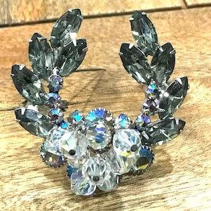 Prachtige vintage Juliana Black Diamond en AB-steentjes, AB facetkraal lauwerkransbroche