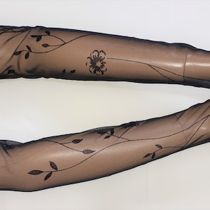 Schwarz, schwarz, Tüll + Velours Print Blumen, elegante,bequeme Armstulpen,sehr lang,romantisch,Gothic, Retro, Lolita, mit Daumenlöcher. IDEAL für SIE