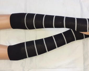 コットン、ブラック、ライトグレーのメランジストライプ、ニット、ジャージー、ロングアームウォーマー、柔らかく、薄く、繊細な、親指穴付き手袋。彼女にぴったり