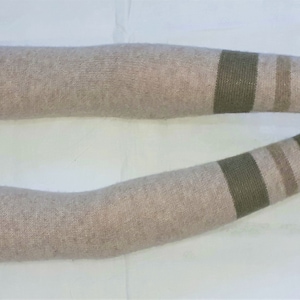 Wolle, sehr sehr lang, Melange Elfenbein und Beige, Streifen, zart, warm, bequem, weich, schön, Recycling, Armstulpen mit Daumenlöchern, DEAL für SIE