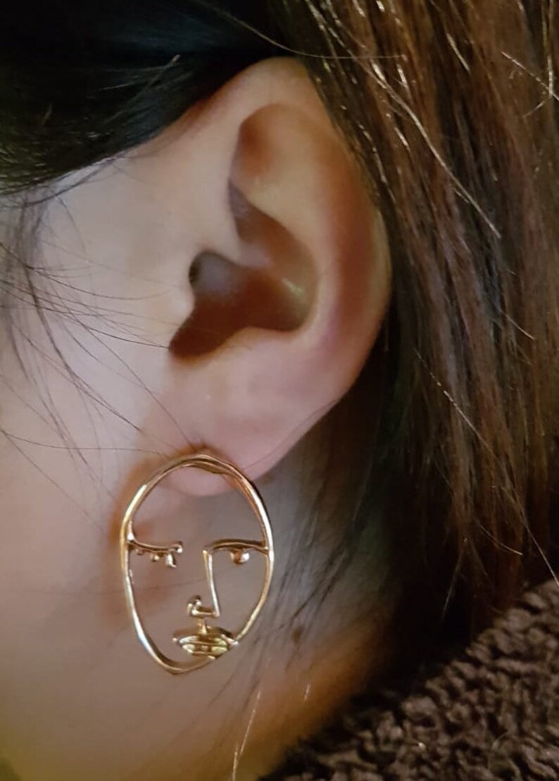 Arty minimalist gold alloy Picasso line drawing face stud ...