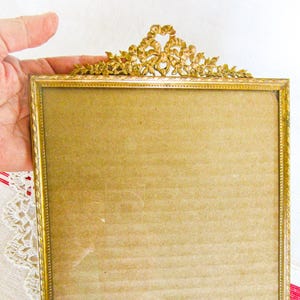 French Rococo Picture Frame: Antique Style Oval Photo Display