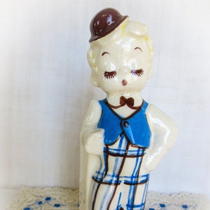 Hank deLee Art Figur, SammlerStück, Knospenvase, Hank Figur, blaue Weste, Oberhut, Karierte Hose