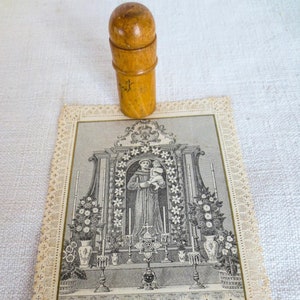 San Antonio de bolsillo - Santo viajero de San Antonio, cápsula de madera en miniatura con pequeña estatua del santo con estampa de San Antonio con encaje