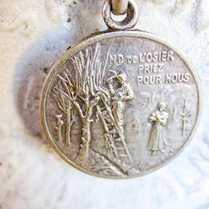Zeldzame Franse antieke hanger, Notre Dame de L'Oisier, Onze-Lieve-Vrouwehanger, Mariaverschijning aan sterlingzilveren antieke ketting, gebedsmedaille Maria