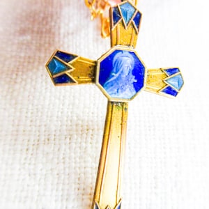 Fr. Antike Heilige Therese von Lisieux Kreuz, blaue Emaille, Art-Deco-Stil Kreuz, 14K Gold gefüllte Kette, mit heiliger Karte