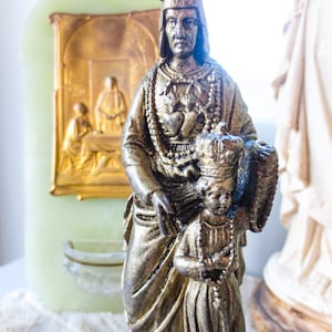 Santa Ana de Auray, Francia, Estatuilla - Patrona de las mujeres solteras, embarazadas y educadoras