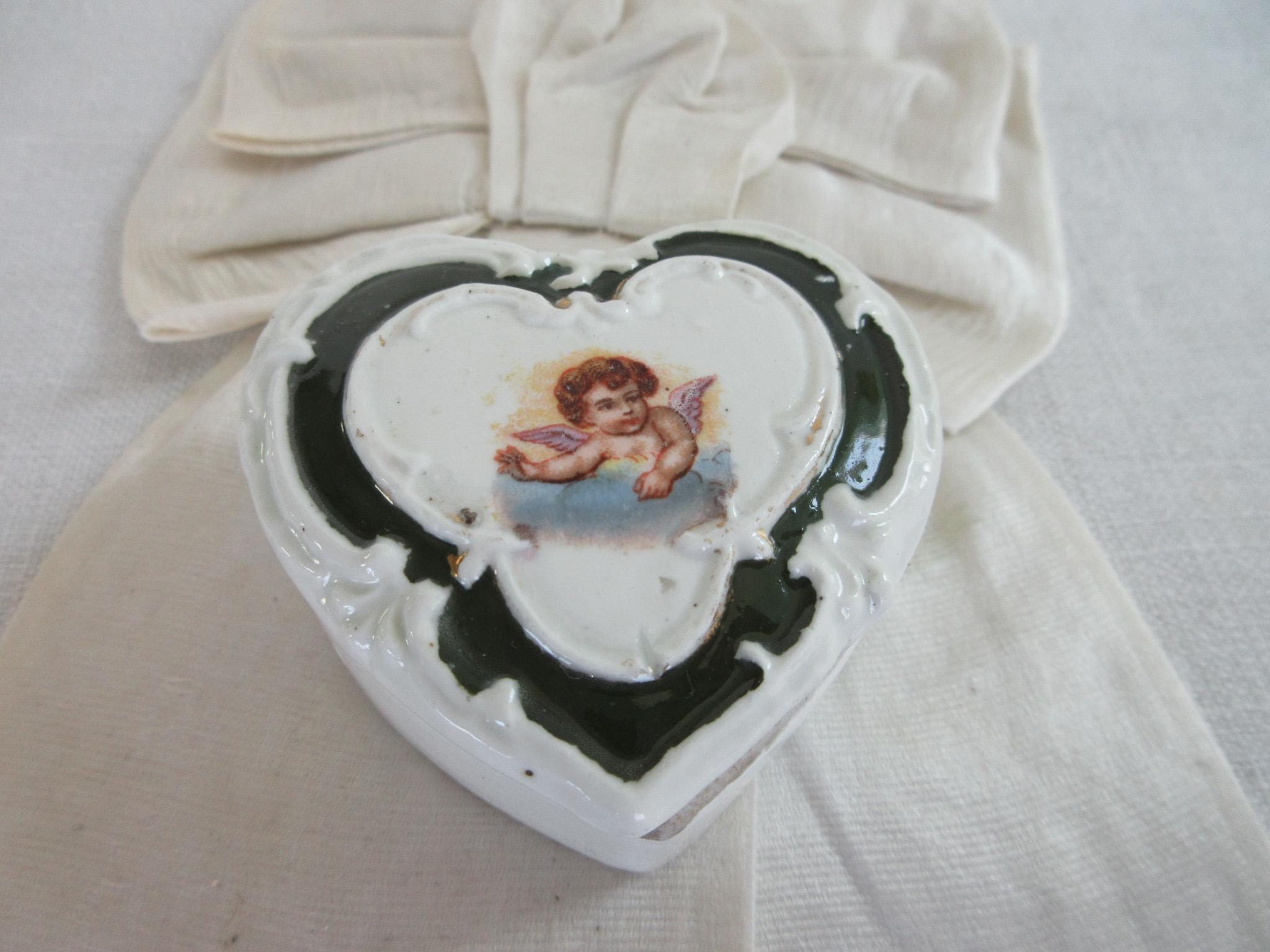 アンティークフランス製磁器ハートボックスとマザーオブパールの