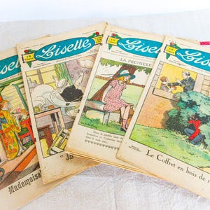 Könnte beinhalten: Vier Vintage-Magazine "Lisette" mit farbenfrohen Illustrationen. Jedes Cover zeigt eine andere Szene, darunter eine Frau in einem rosa Kleid, eine Frau in einem Kimono und andere Vintage-Kunstwerke. Die Zeitschriften sind auf einer weißen Oberfläche gestapelt.
