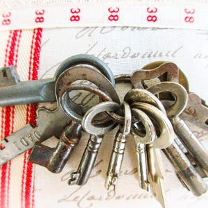 10 antike französische Schlüssel auf Ring - Lot von 10 kleinen Skelettschlüsseln aus Frankreich- 2,5cm bis 3,25cm