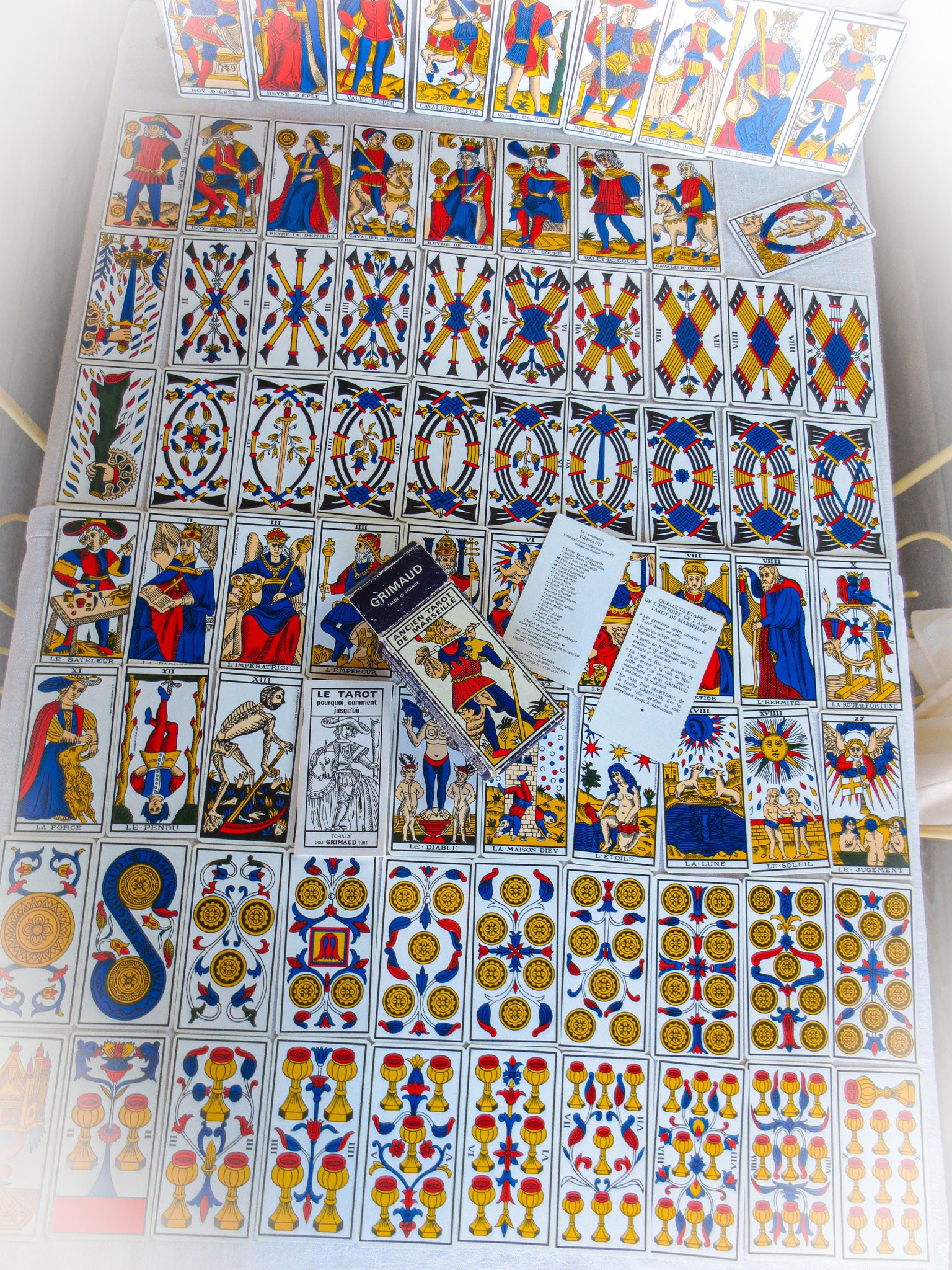 AHANDMAKER Spirit Board - Porte-cartes de tarot - Pendulaire - Outils de  divination - Cadeau personnalisé - Décoration d'autel - 30,5 x 20,3 cm -  Tête de taureau et fleurs : : Jeux et Jouets