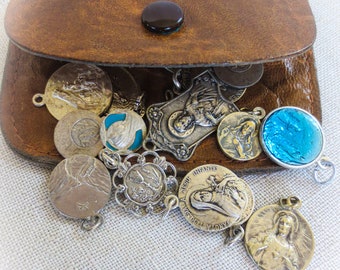 Lot von 19 französischen Heiligen Medaillen Charms - St Bernadette, Lourdes, St Theresa, Lisieux, St. Christopher - in Lourdes Ledertasche