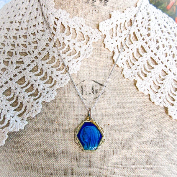 Collana con medaglia in smalto blu Lourdes: ciondolo Bernadette in argento sterling antico