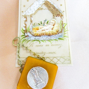 Twee babycadeaus, medaille wiegbeschermer, N.D. de Paris, heilige kaart, Franse religieuze cadeaus