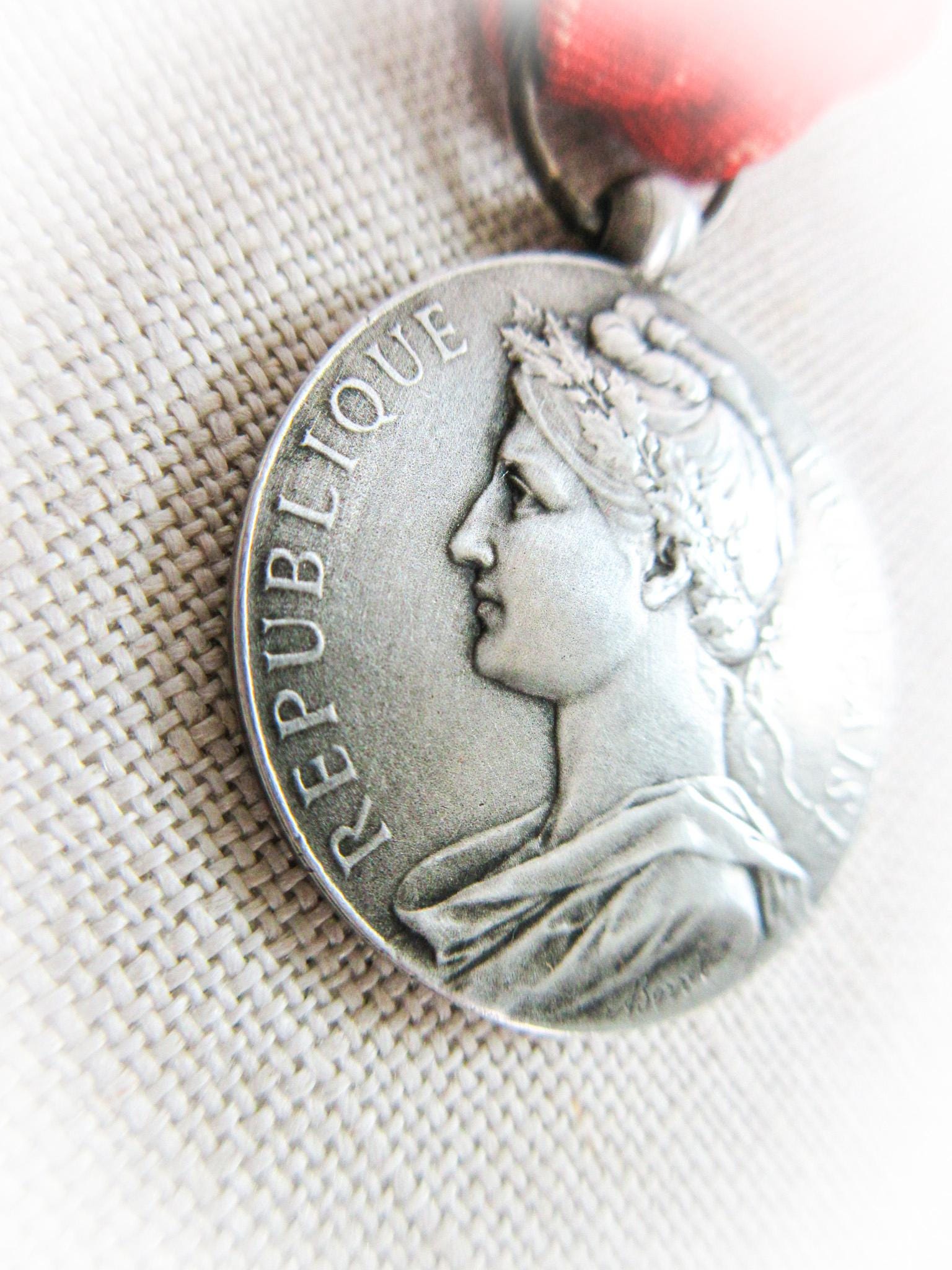 フランス製スターリングシルバーワークメダル：マリアンヌ、公共