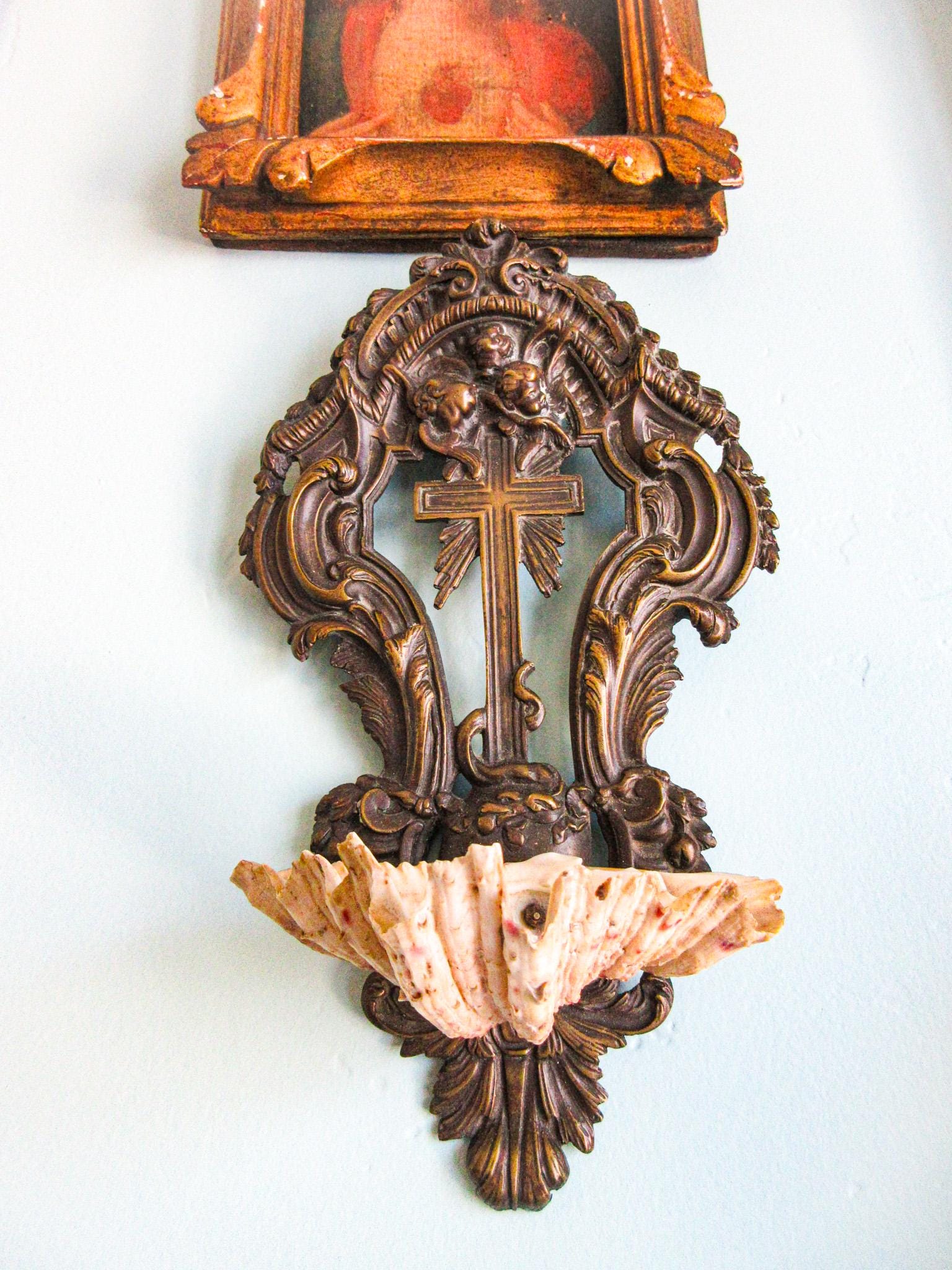 アンティークのフランスの聖水盤：ベネティエ貝の聖杯、ブロンズの