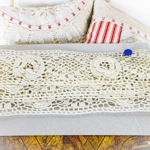 Frans antiek geborduurd kant op originele kaart, Le Puy Lace, handgemaakt Frans kant, circa 1 2/3 meter