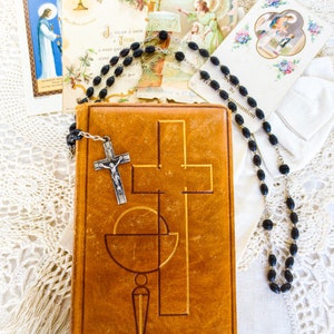 ロット - フランスの宗教用品: フランス語とラテン語の祈祷書、ミサ典礼書、革製のエンボス加工カバー。聖カード 5 枚、アンティークのロザリオ