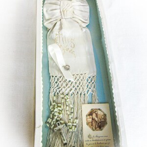 Französisches religiöses Lot, Erste heilige Kommunionarmband, Bogen aus Messing, Originalbox, Lourdes-Rosenkranz, Lourdes-Medaille, französische heilige Karte