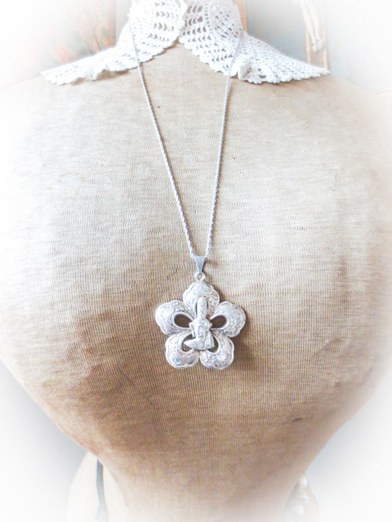 Pendentif Argenté Vintage Régional - Bijou Ancien En Métal Argenté, Coiffe Traditionnelle - Parfait état