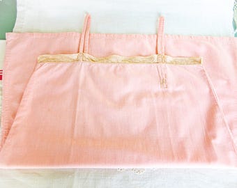 Antiek Frans linnen onderjurk: hemd met kanten rand, maat small, initialen LC, kleur is roze