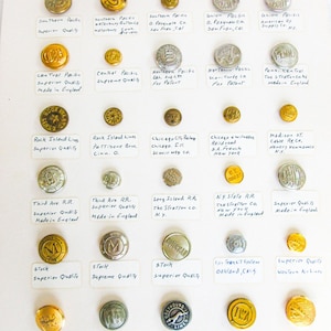 Collection Boutons de transport, sur carton tels que trouvés, avec dates, boutons anciens, boutons en métal, boutons Americana, 30 boutons