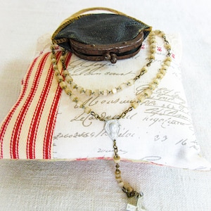Antiker Rosenkranz, Rosenkranzbeutel, Frankreich, Gebetshilfe, süße kleine Ledertasche, sehr alt