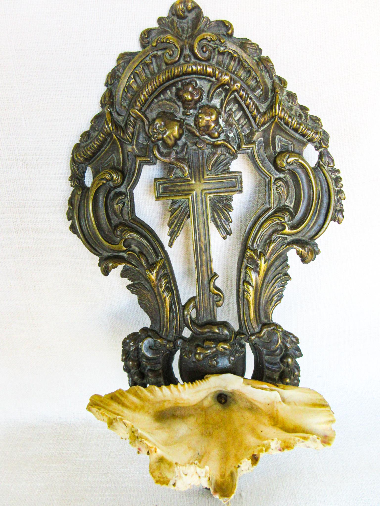 アンティークのフランスの聖水盤：ベネティエ貝の聖杯、ブロンズの