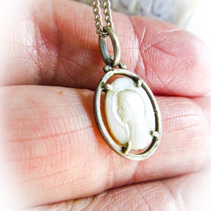 Collar antiguo francés, colgante de nácar, cadena de plata de ley