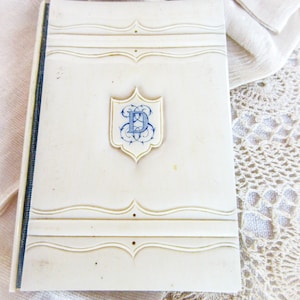 Francuski antyczny Carnet de Bal, Karta taneczna lub notatnik, kieszenie z satynową podszewką, książeczka taneczna, monogram D, z ołówkiem, kompletny, lekko zużyty