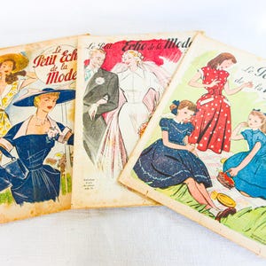 Op de afbeelding: Een verzameling vintage Franse modebladen, met kleurrijke illustraties van vrouwen in stijlvolle jurken en koppels in formele kleding. De tijdschriften dragen de titel "Le Petit Echo de la Mode."