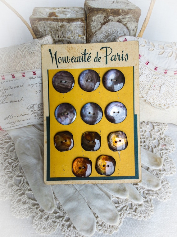 Nouveauté de Paris Card of 11 Glass Buttons Nouveauté de Paris Card of 11 Glass Buttons