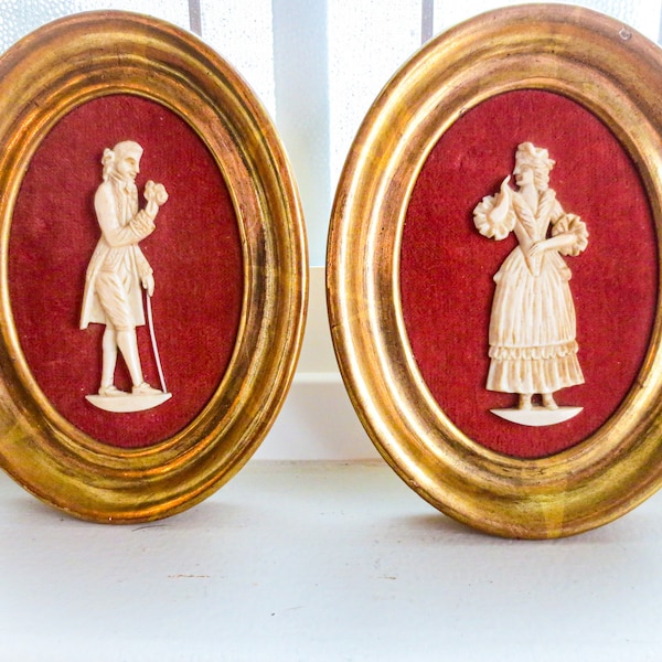 Französische antike Miniatur Schnitzereien - ovale Goldrahmen - passendes Paar in ovalen Rahmen, Velour Hintergrund