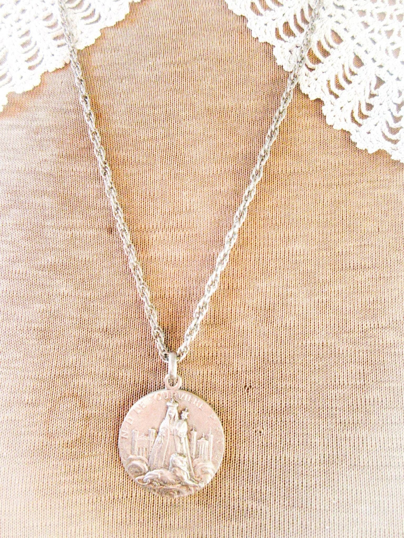 Pendentif Religieux En Argent De Lyon - Bijou Vintage Occasion - Réf 109-14/4-72