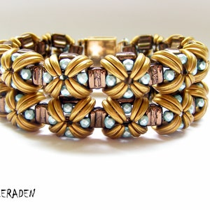 Puede incluir: Un brazalete de cuentas doradas y bronce con un patrón de flores repetido y detalles en azul claro.