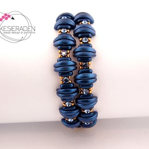Op de afbeelding: Twee blauwe kralen armbanden met gouden accenten en heldere strass steentjes.