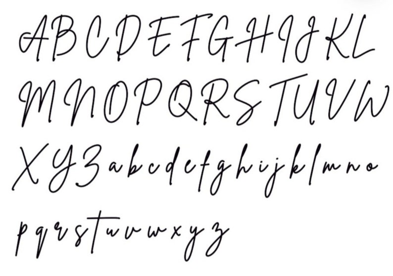 Pu&ograve; includere: L'alfabeto corsivo nero, dalla A alla Z, sia maiuscolo che minuscolo, &egrave; visualizzato su uno sfondo bianco. Le lettere sono in uno stile scritto a mano, con un design fluido ed elegante. Le lettere sono spaziate uniformemente.