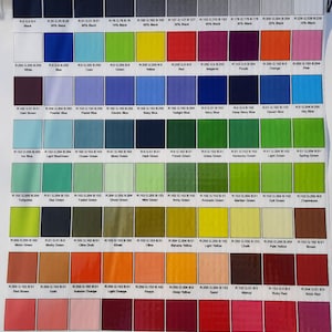 Pode incluir: Uma carta de cores com 100 tons diferentes, incluindo preto, branco, vermelho, azul, verde, amarelo, laranja, roxo, rosa, castanho e cinza. Cada cor &eacute; etiquetada com um nome de cor e um c&oacute;digo.